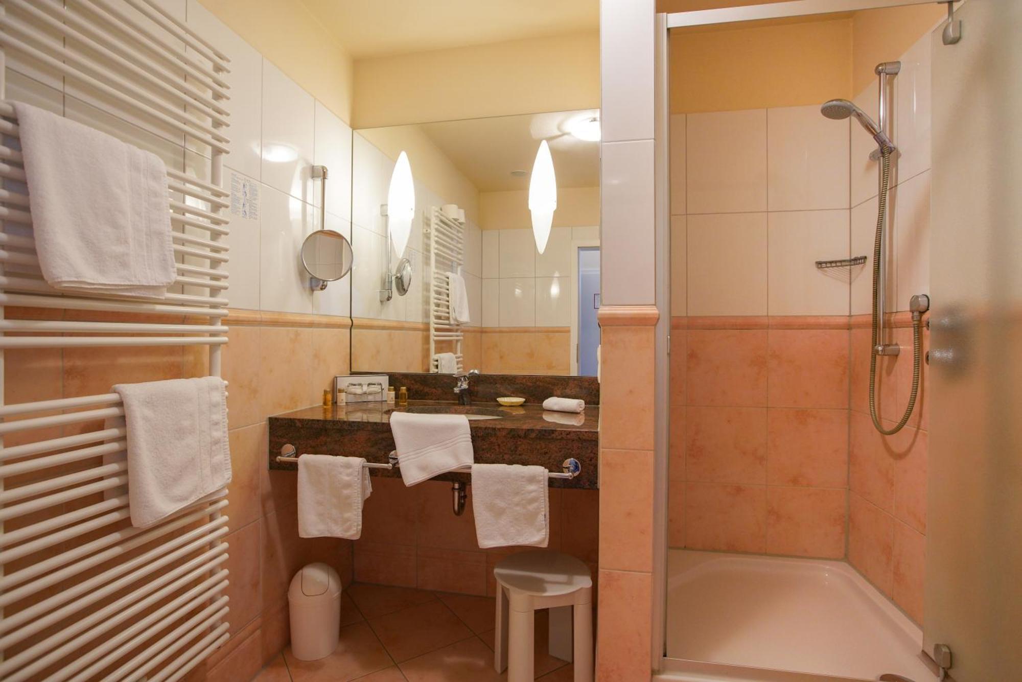 Doppelzimmer „Ostfriesenhof" ohne Aufzug – mit eingeschränkter Sicht